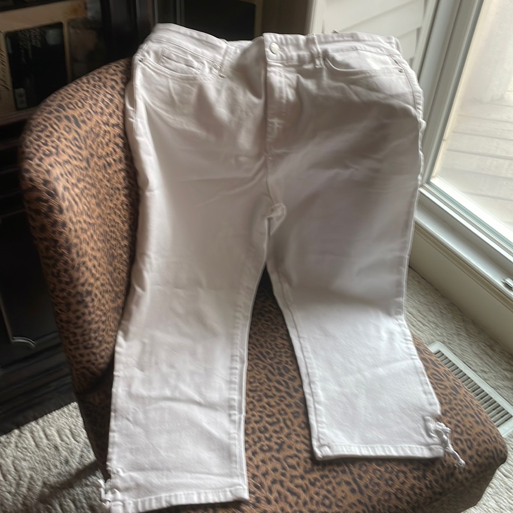 NWT NYDJ white capri size 16. Lift tuck
